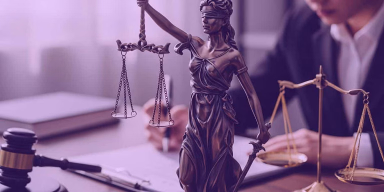Uma advogada lendo sobre dicas para aplicar IA para advogados no dia a dia.