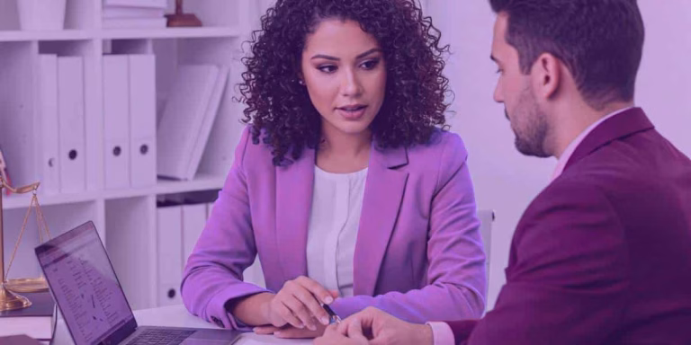 Uma advogada está conversando com seu cliente sobre o andamento do processo.