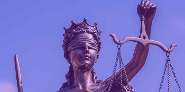 Imagem da deusa da justiça representando que o STF valida alteração nas regras para o pagamento.