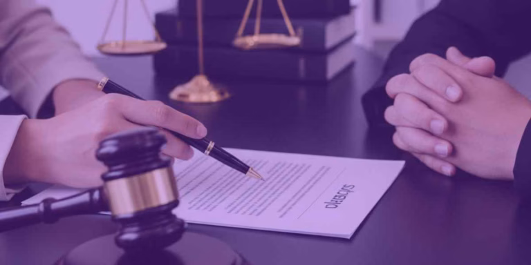 O advogado cumprimenta o cliente com um aperto de mãos após a assinatura do contrato para Execução de Obrigação de Fazer.