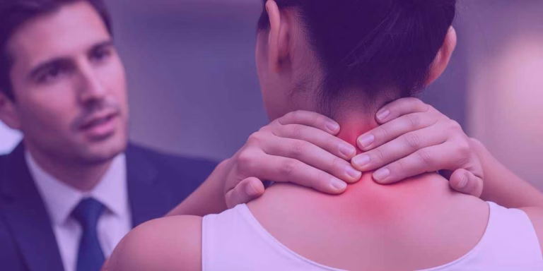 Advogado orientando uma cliente com fibromialgia