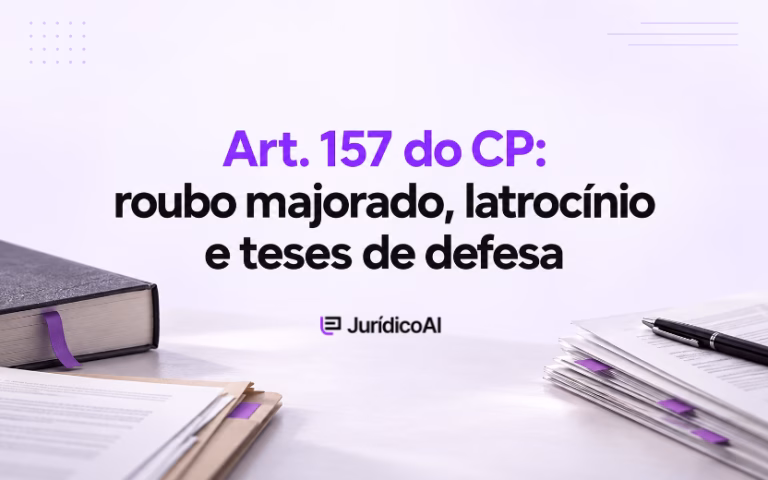 Capa sobre o art. 157 do CP, roubo majorado, latrocínio e teses de defesa, com livro jurídico e documentos nas laterais.