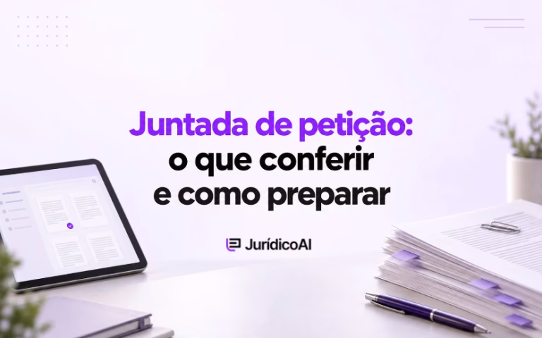 Capa sobre juntada de petição, com tablet exibindo documentos digitais e papéis organizados com marcadores nas laterais.